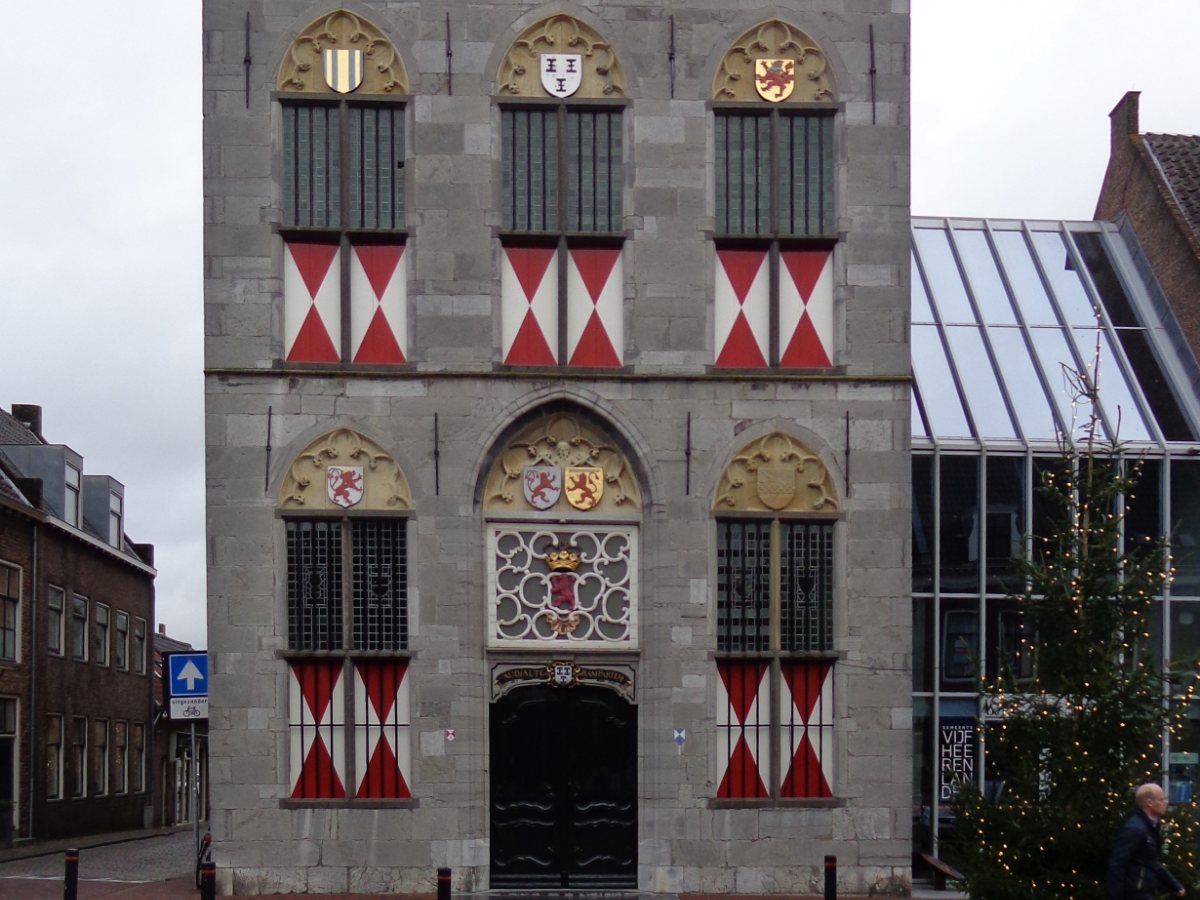 De Grote Kerk en het kasteel van Vianen weerspiegeld in het water