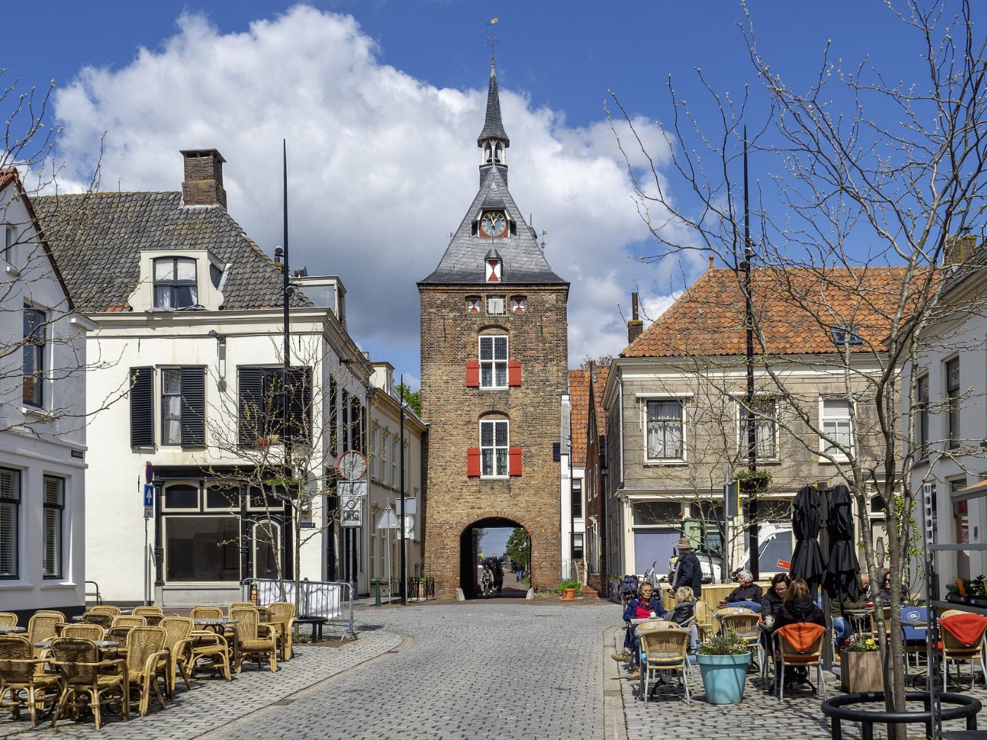 De Vismarkt aan het water in Vianen, met terrassen en de Grote Kerk op de achtergrond